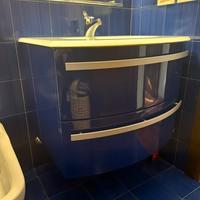 Mobile bagno con lavandino e specchio