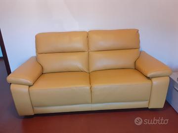 Divano in pelle tre posti giallo ocra NUOVO