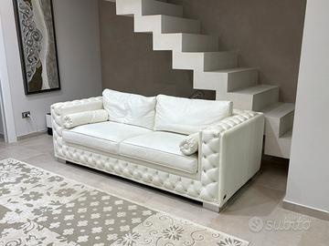 Divano e pouf in pelle bianco