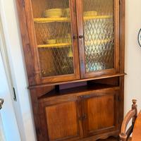 Credenza ad angolo in legno con vetrina