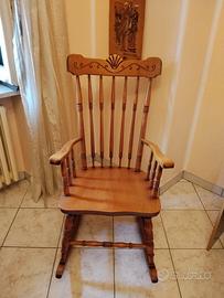 Elegante sedia a dondolo vintage in legno massello
