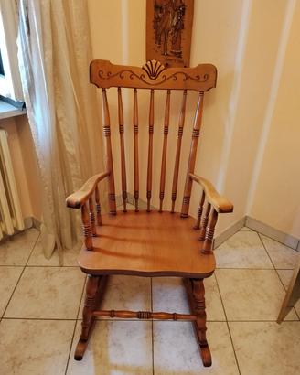 Elegante sedia a dondolo vintage in legno massello