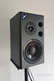 Casse attive con sostegni