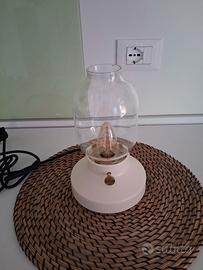 Lampada da tavolo, intensità luminosa regolabile