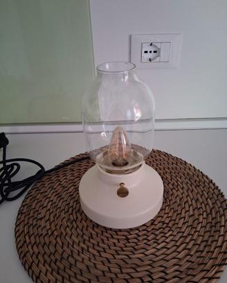 Lampada da tavolo, intensità luminosa regolabile