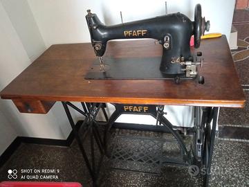 Macchina da cucire d'epoca con mobile originale