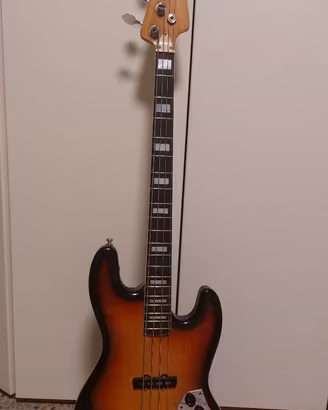 Basso 4 corde modello Jazz Bass primi anni 80.