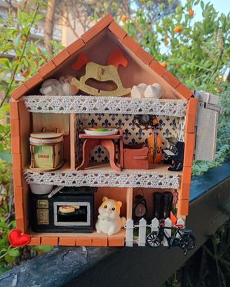 Mini bacheca Diorama casa dei gattini.