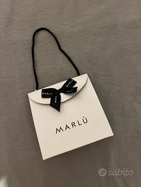 collana in perle e orecchini a cerchio