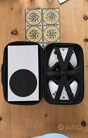 XBOX SERIES S + 2 JOYSTICKS + CUSTODIA PER VIAGGIO