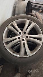 Ruote 235/55 R 20 con cerchi in lega Nissan