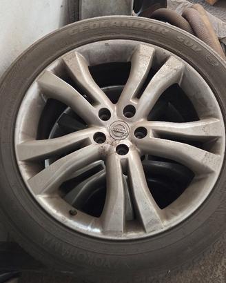 Ruote 235/55 R 20 con cerchi in lega Nissan