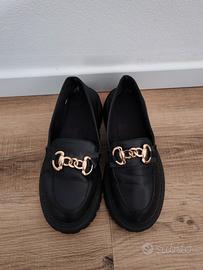 Mocassini con zeppe e catena 38