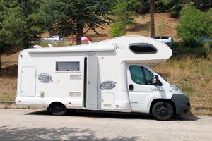 Camper Mansardato 6 Posti in viaggio