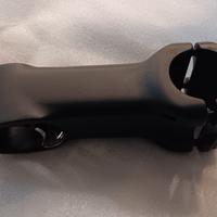 Attacco manubrio con passaggio cavi interno. Nuovo