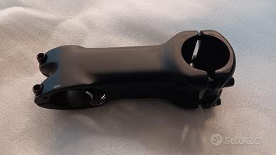 Attacco manubrio con passaggio cavi interno. Nuovo