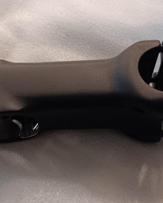 Attacco manubrio con passaggio cavi interno. Nuovo