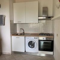 Cucina bianca con elettrodomestici