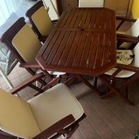 Tavolo in legno con 6 poltroncine