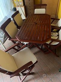 Tavolo in legno con 6 poltroncine