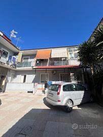 QUALIANO (NA) APPARTAMENTO CON LASTRICO e P. AUTO