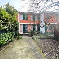 VILLA A SCHIERA CENTRALE A CESATE