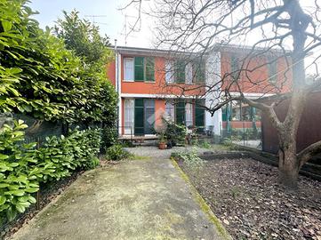 VILLA A SCHIERA CENTRALE A CESATE