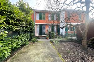 VILLA A SCHIERA CENTRALE A CESATE