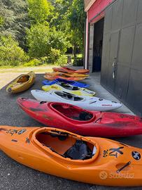 Vari kayak fluviali per fine attività