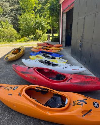 Vari kayak fluviali per fine attività