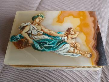 Scatola Decò in alabastro dipinto. Venere ed Eros