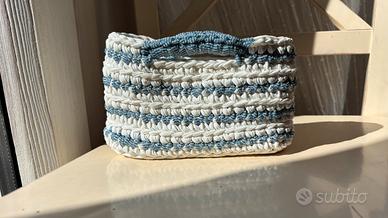 Borsa a mano uncinetto bianco e azzurro