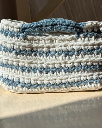 Borsa a mano uncinetto bianco e azzurro