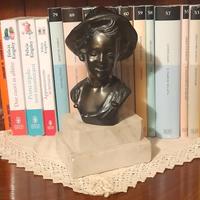 Statua bambino su base in marmo crepa dietro al co