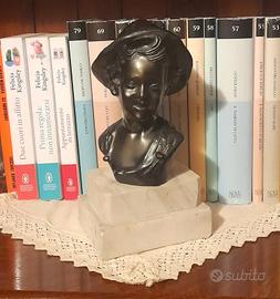 Statua bambino su base in marmo crepa dietro al co