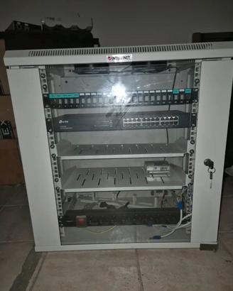 Armadio Rack 19” Intellinet completo di Switch Gig