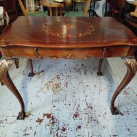 Scrivania legno di noce intarsiato gambe arcuate