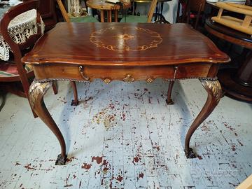 Scrivania legno di noce intarsiato gambe arcuate