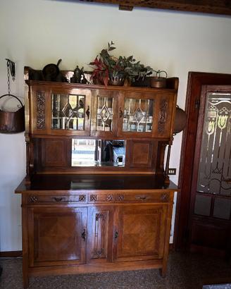 credenza in legno con vetrinetta e set sedie