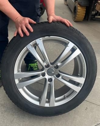 Cerchi in lega con gomme invervali R19