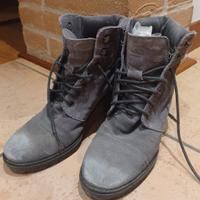 Stivaletti stringati in camoscio grigio