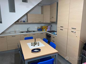 Cucina angolare componibile effetto legno rovere