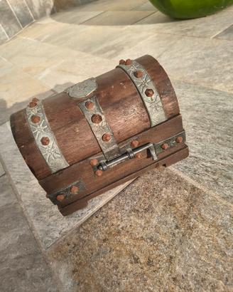Minibauletto portagioie in legno e metallo.