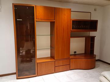 Vetrina soggiorno in legno con ante in vetro