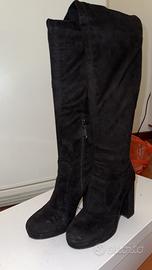 Stivale alto nero in camoscio