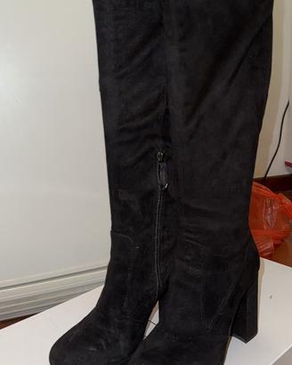 Stivale alto nero in camoscio