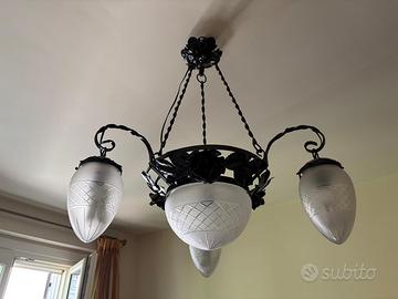 Lampadario in ferro battuto con rose e vetri