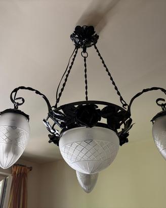 Lampadario in ferro battuto con rose e vetri