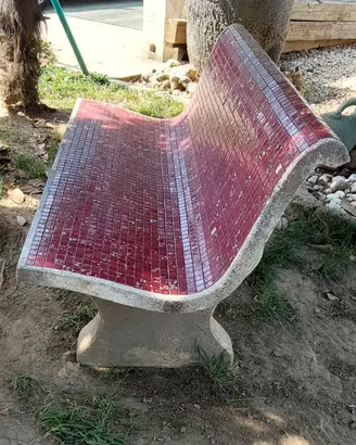 Panchina e sedie in cemento