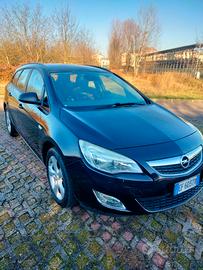 Opel Astra station wagon.